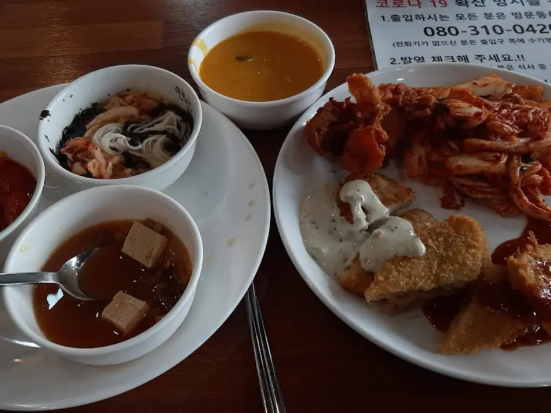 푸짐한 뷔페 음식