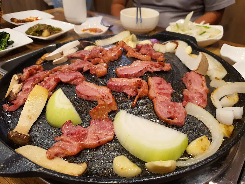 불판 위에서 구워지는 오리 로스