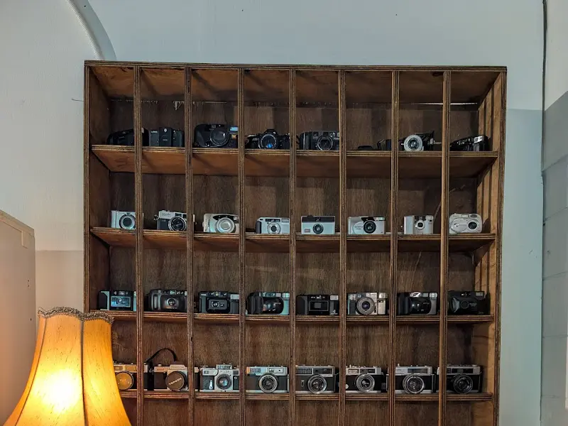 다양한 카메라가 진열된 모습