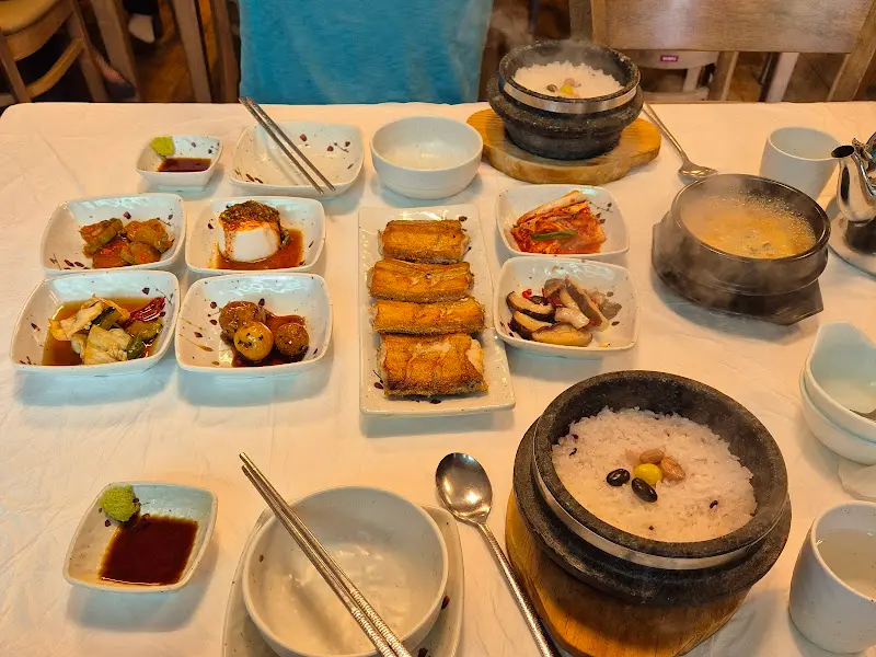 돌솥밥과 된장국의 조화