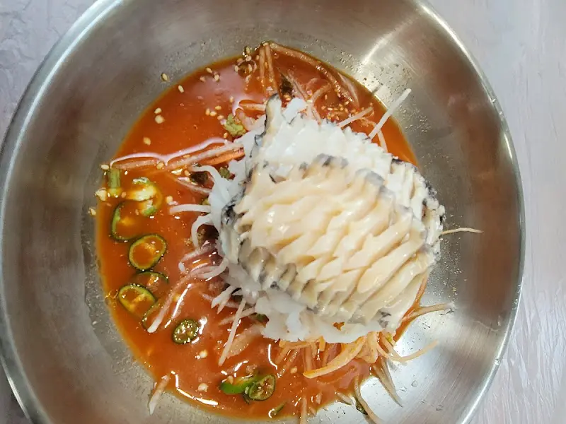 싱싱한 전복이 올려진 물회