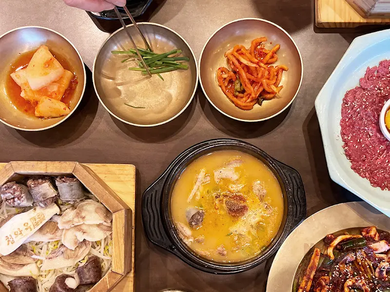 청와옥 본점의 순대국, 편백정식, 밑반찬 한 상 차림 사진