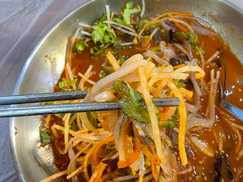 젓가락으로 물회를 집어 올린 모습