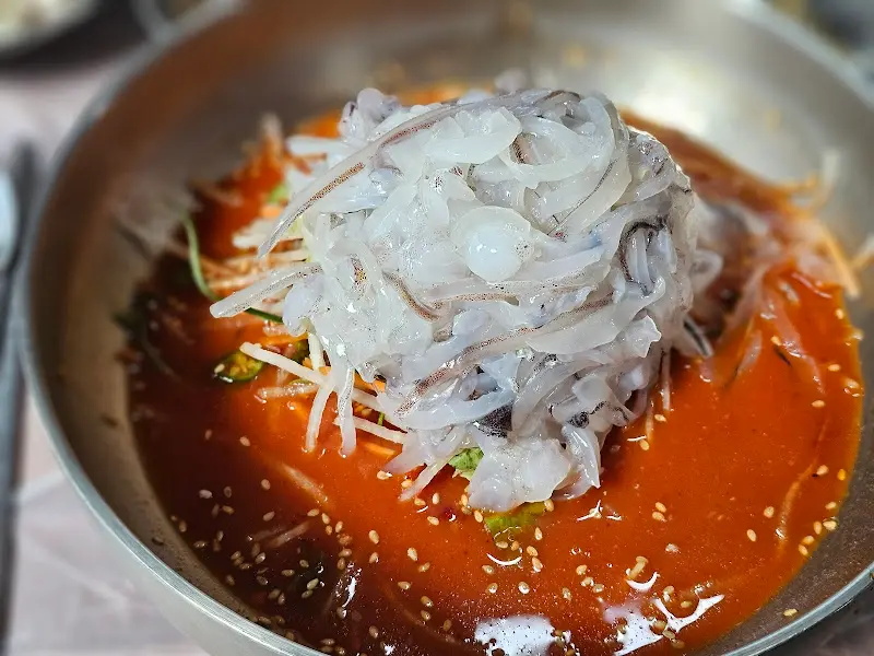 오징어 물회의 신선한 오징어