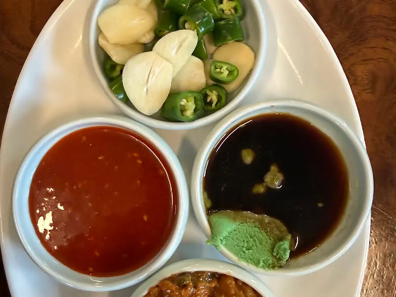 곁들여 나오는 쌈장, 마늘, 고추