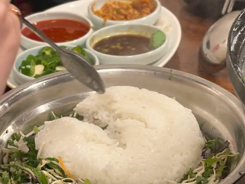 회덮밥을 만들어 먹을 수 있도록 제공되는 채소와 밥