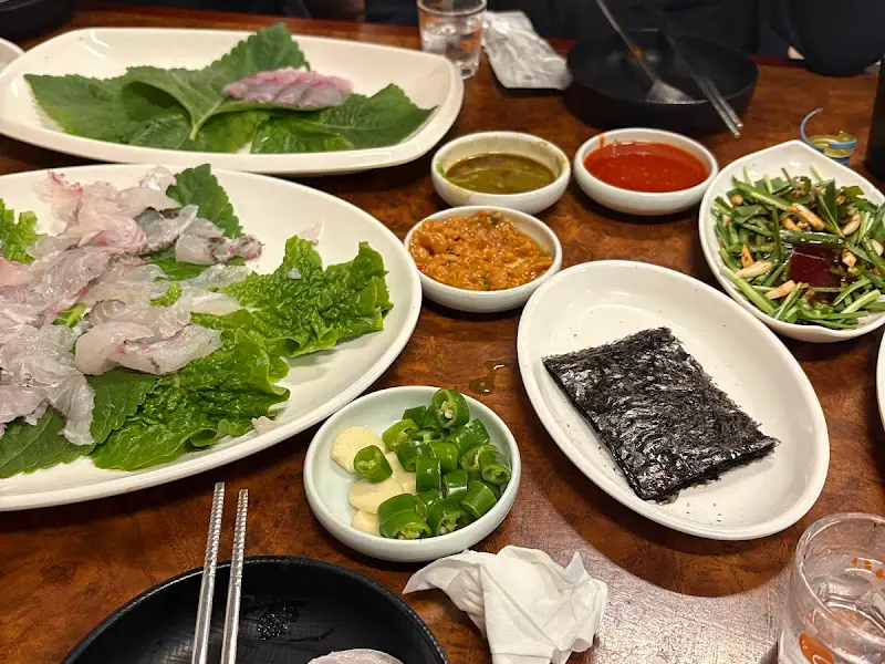 한 상 가득 차려진 남양수산의 메뉴들