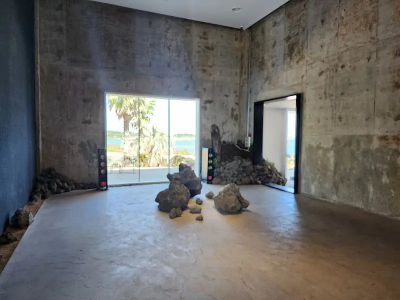 카페 내부의 독특한 인테리어