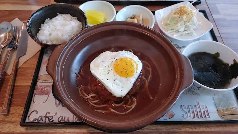 하트모양 계란 프라이가 올라간 함박스테이크 정식