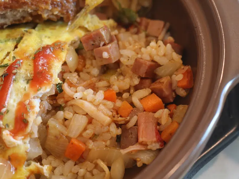 케첩이 뿌려진 돈까스 오므라이스