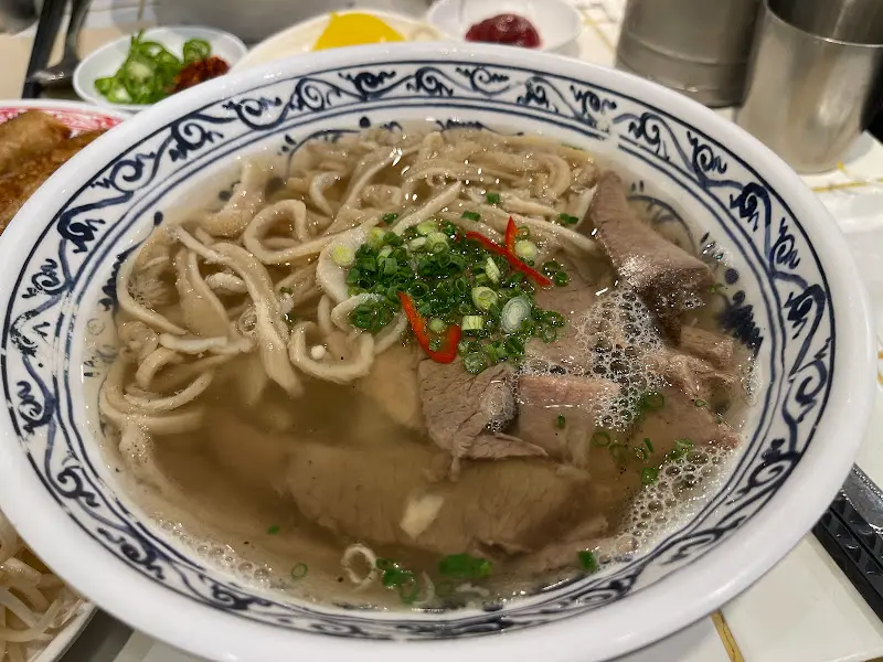 고기가 듬뿍 올라간 쌀국수