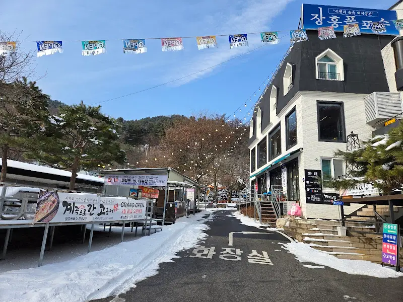 식당으로 향하는 길