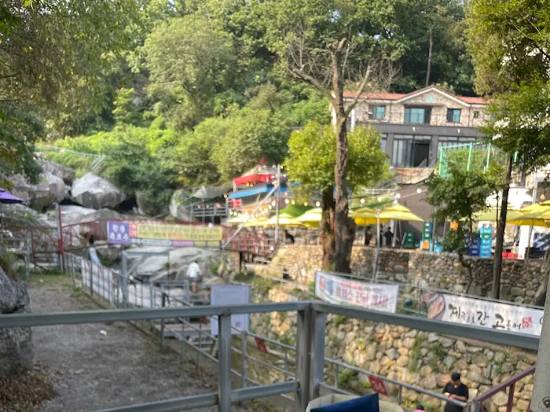 계곡 옆 식당 전경