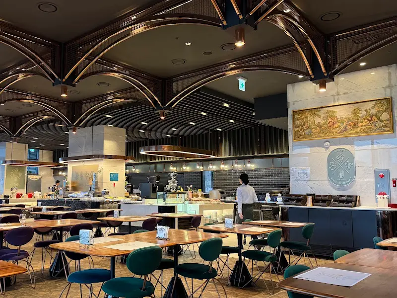 알리아농 라발스호텔점의 넓고 고급스러운 실내 전경