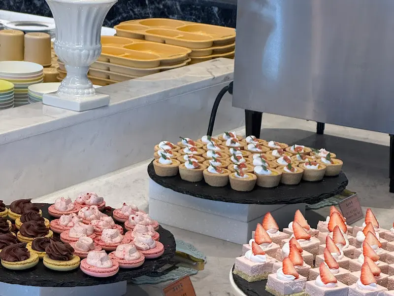 다양한 종류의 디저트가 진열된 모습