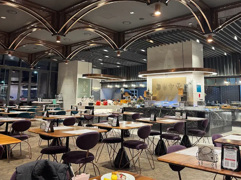 테이블과 의자가 정갈하게 놓여 있는 알리아농 내부