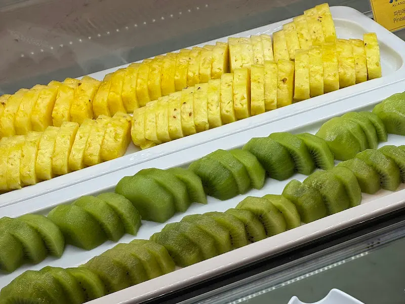 싱싱한 파인애플과 키위