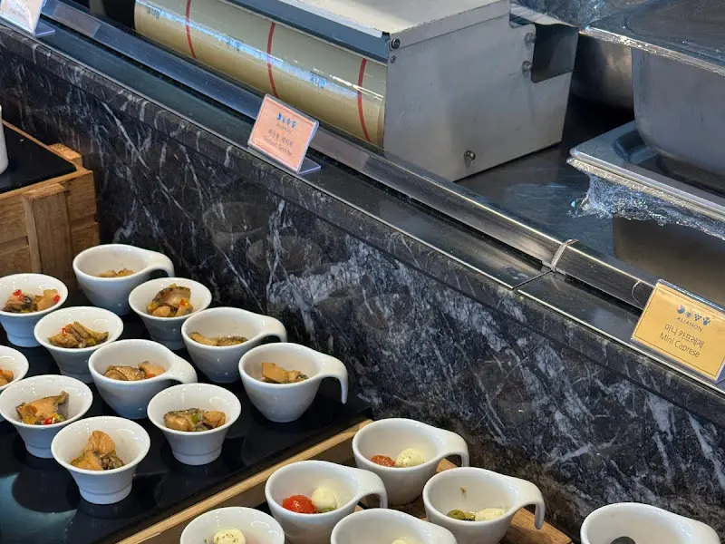 다양한 한식 반찬 코너