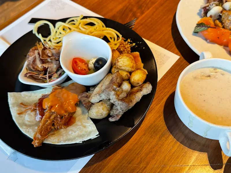 다채로운 뷔페 음식