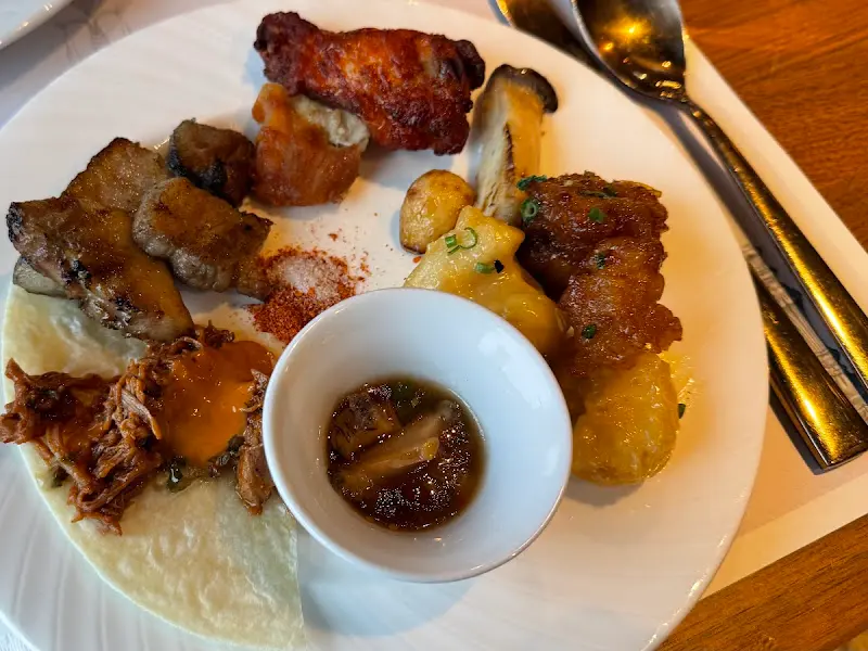 맛깔스러운 뷔페 음식