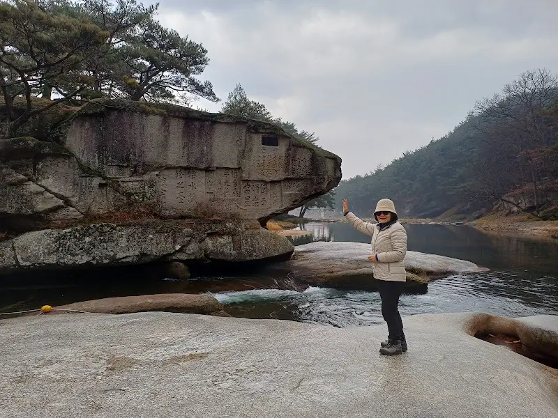 거북바위 앞에서 포즈를 취한 방문객