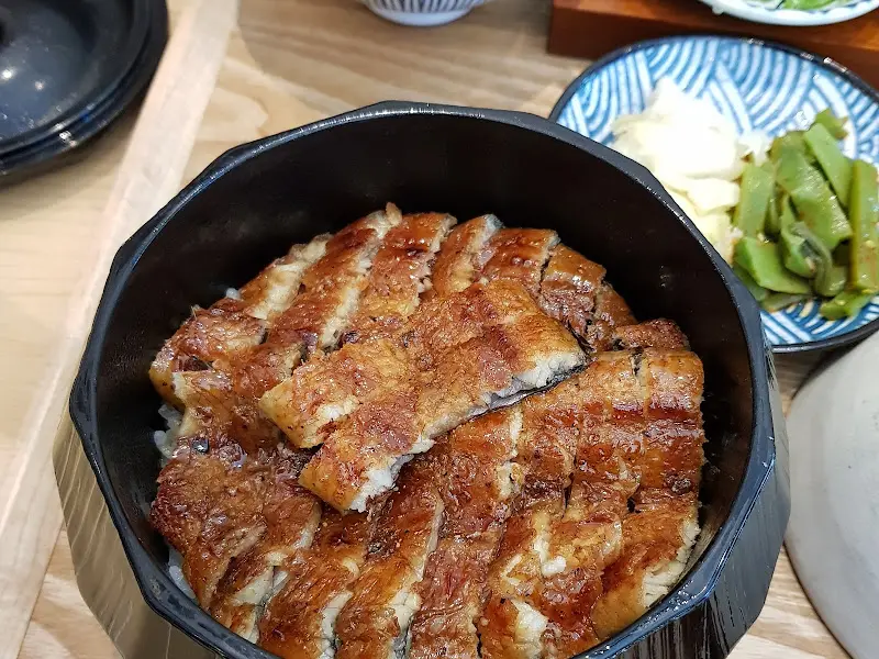 윤기가 흐르는 장어와 밥의 조화가 환상적인 히츠마부시