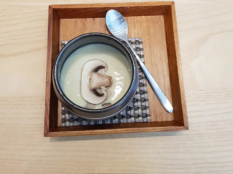 부드러운 식감과 은은한 버섯 향이 일품인 계란찜