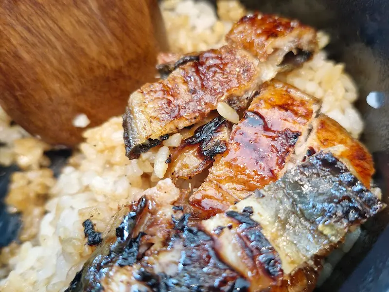 나무 주걱으로 히츠마부시를 맛있게 먹는 모습