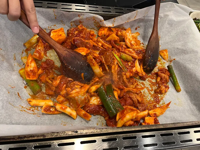 양념에 볶아지는 오리