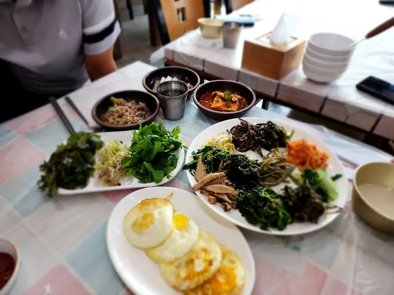 다채로운 반찬들