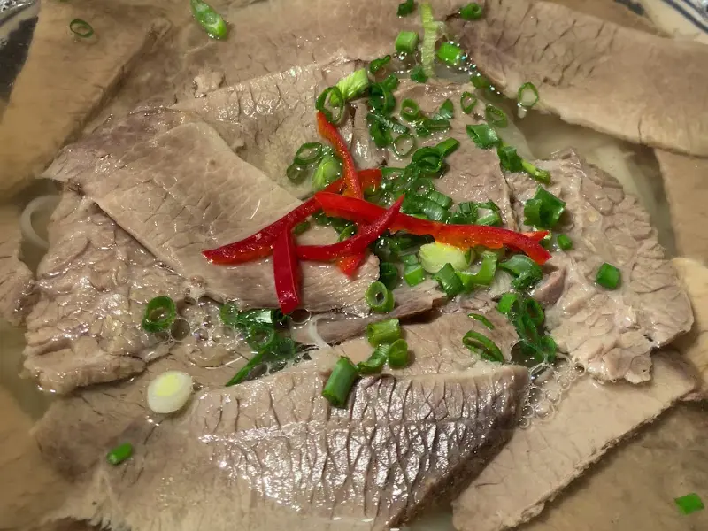 양지 고기가 듬뿍 올라간 쌀국수 클로즈업