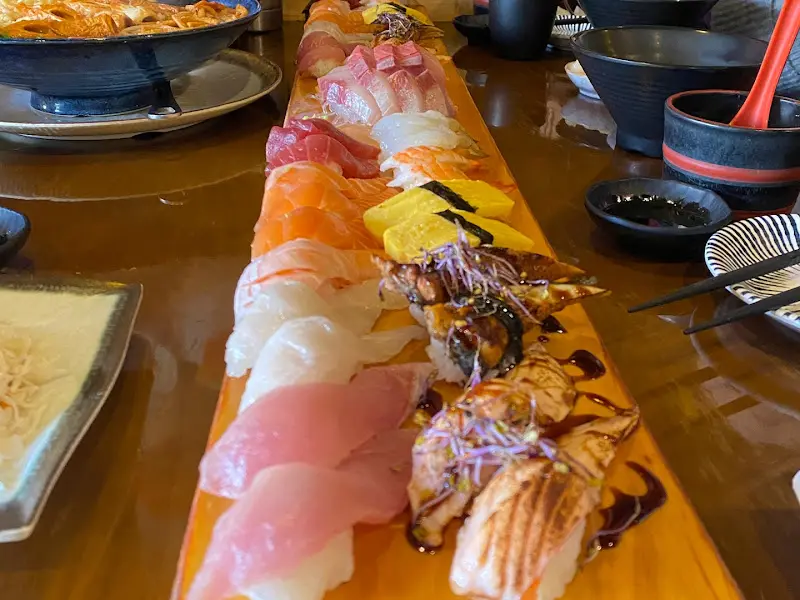 긴 나무 도마 위의 초밥