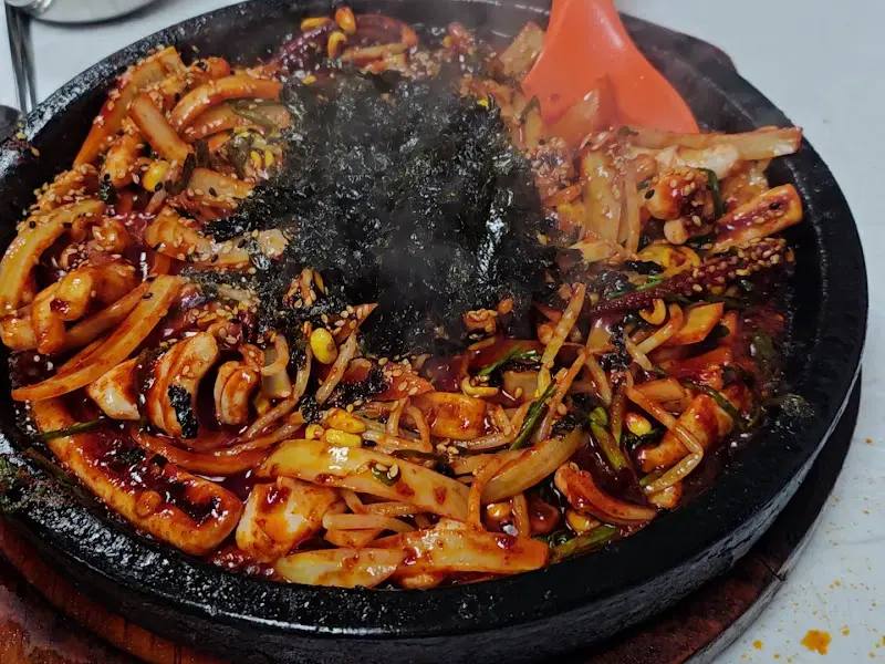 밥 위에 김가루와 함께 비벼먹는 오징어볶음