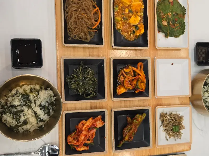 정갈하게 담긴 다양한 반찬들