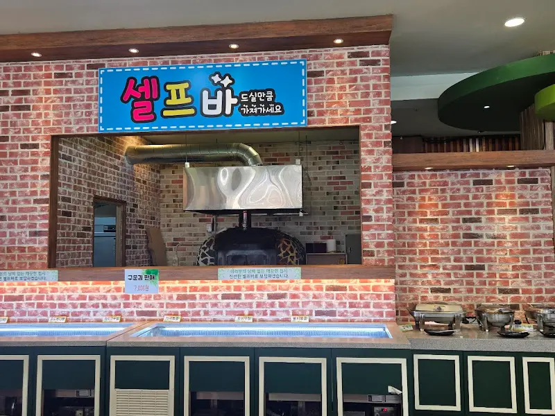 다양한 반찬이 준비된 샐러드바