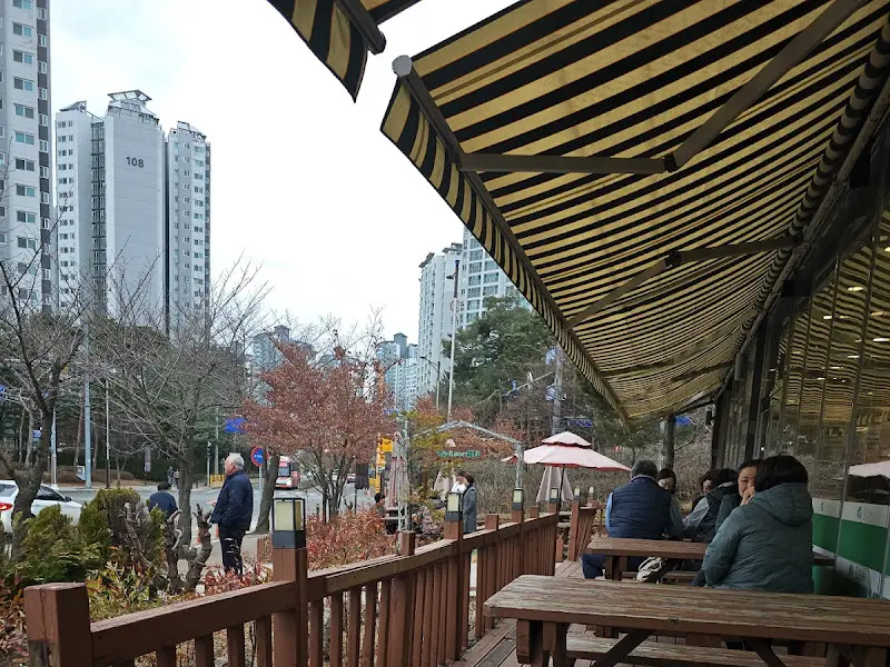 식당 외부 테라스 전경