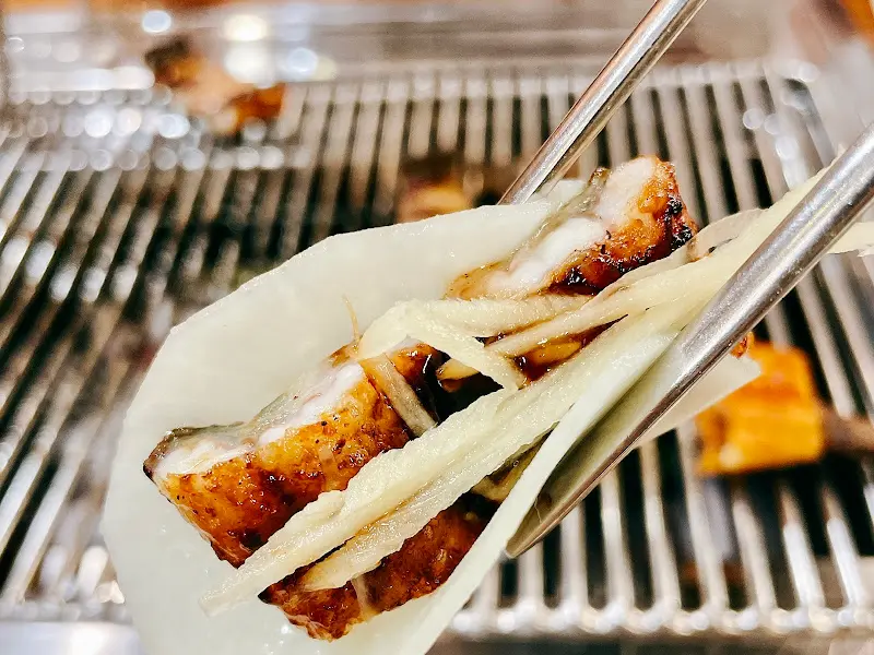 장어와 생강을 곁들여 먹는 모습