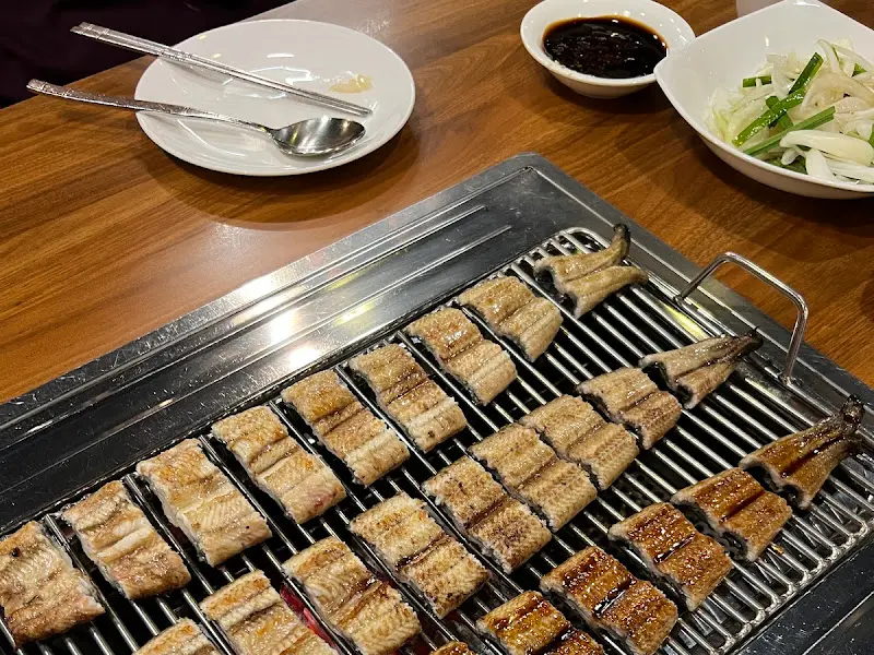 테이블 위에 놓인 깻잎, 소스, 장어