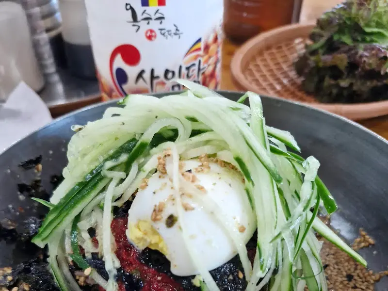 비빔 막국수와 사이드 메뉴