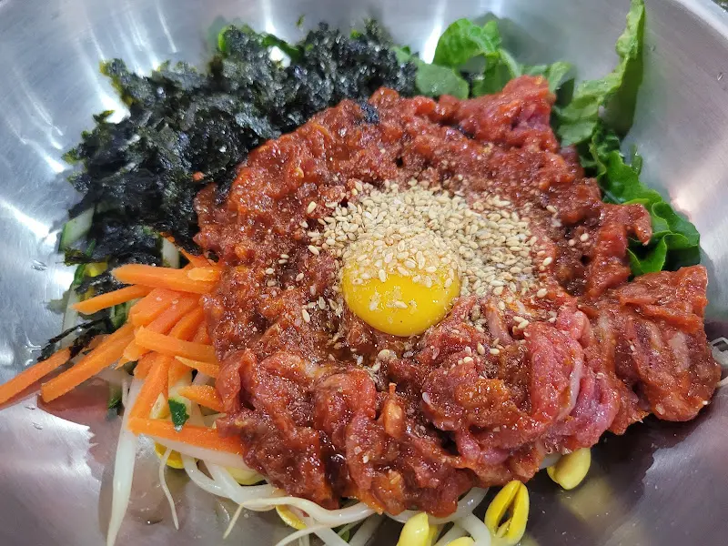 육회비빔밥 전체샷