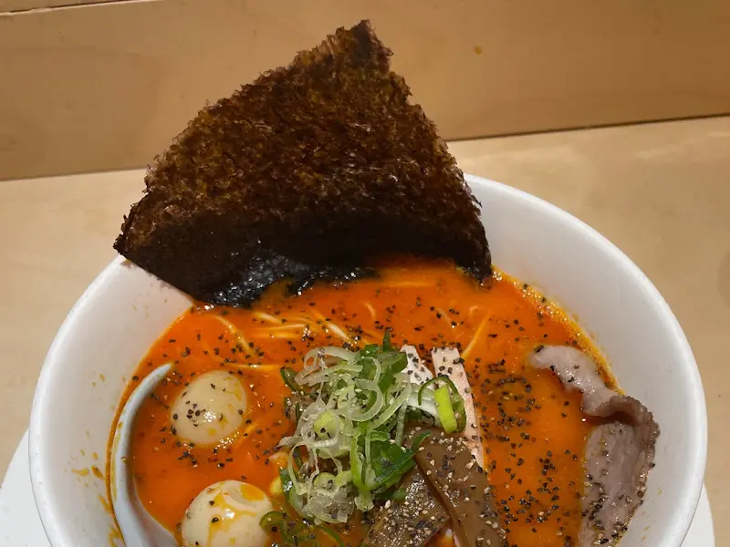 붉은 육수와 김이 인상적인 매운 라멘