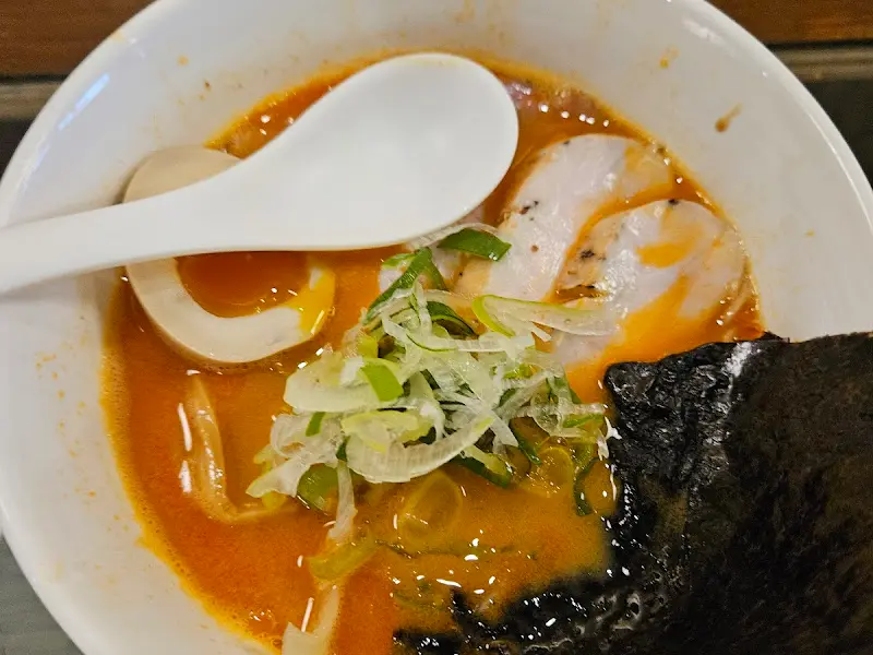 다양한 토핑이 올라간 라멘