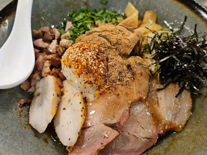 푸짐한 토핑이 올라간 라멘