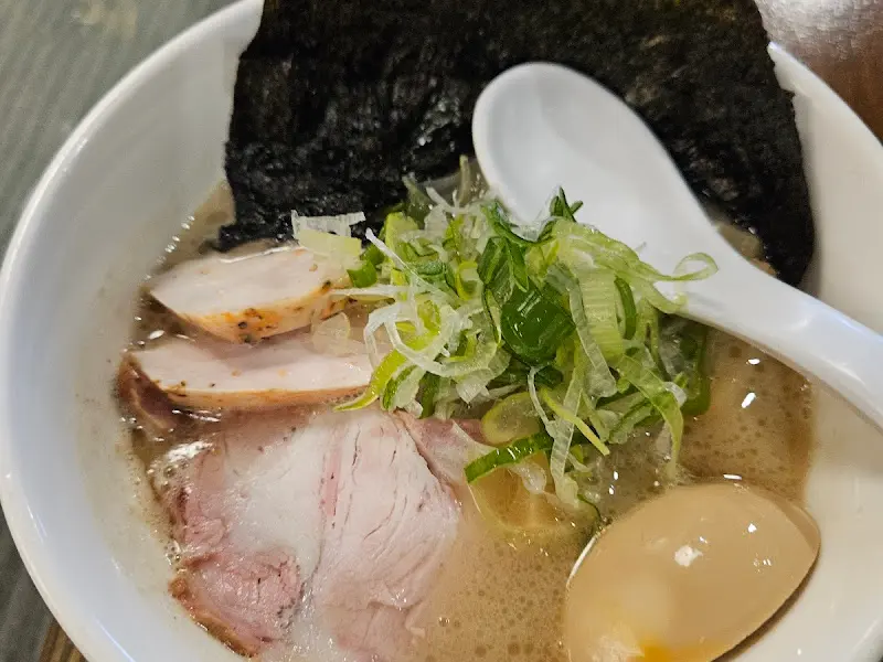 깔끔하게 담겨 나온 라멘