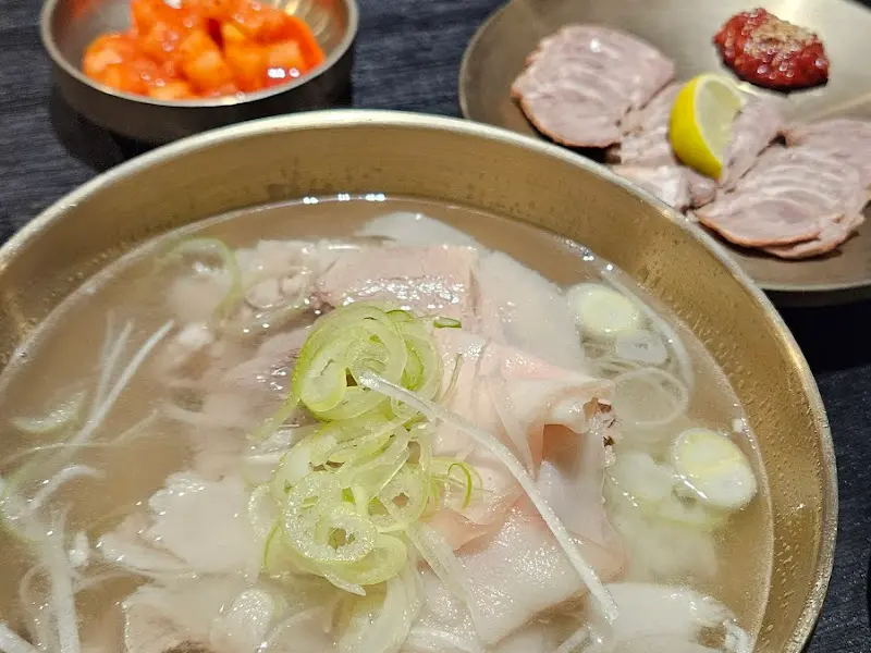 곰탕과 곁들임 메뉴