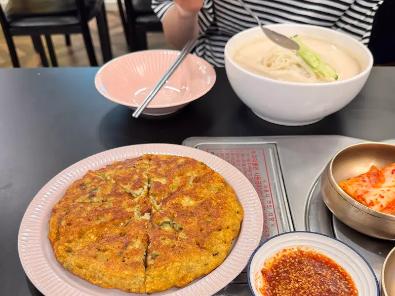 콩국수와 녹두전이 함께 놓인 테이블