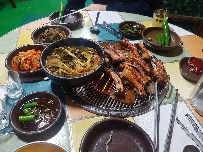 쪽갈비와 파김치찌개, 그리고 밑반찬들