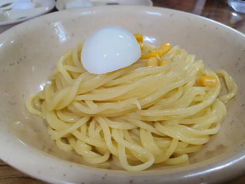 계란과 옥수수가 올려진 마늘 짜장면 면