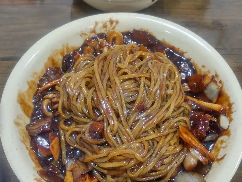 짜장 소스에 비벼 먹는 볶음밥