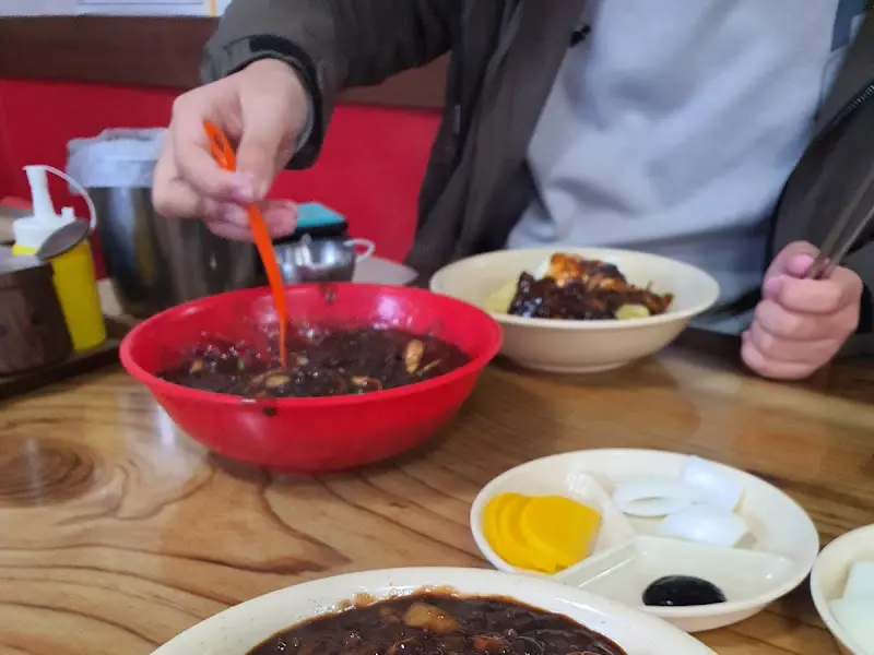 마늘 짜장면 비비는 모습